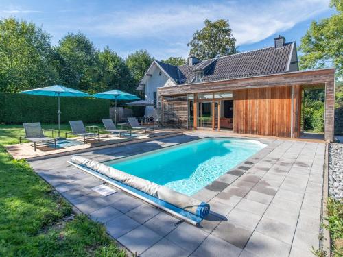 - une piscine avec toboggan dans l'arrière-cour dans l'établissement Plushy Holiday Home in Spa with bubble bath Pool, à Spa