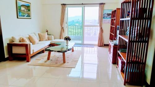 a living room with a couch and a table at 登雲villa in Shan-lin