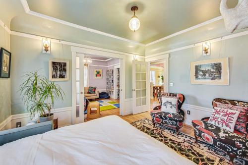 una camera con un letto e due sedie di Bernal Heights Spacious 3br Oasis Walk Score 96 a San Francisco