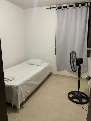 Ліжко або ліжка в номері Apto de 3 habitaciones con ventilador y parqueadero comunal