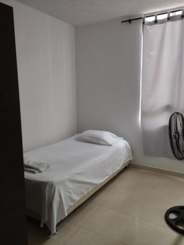 Lova arba lovos apgyvendinimo įstaigoje Apto de 3 habitaciones con ventilador y parqueadero comunal