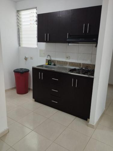 Virtuvė arba virtuvėlė apgyvendinimo įstaigoje Apto de 3 habitaciones con ventilador y parqueadero comunal