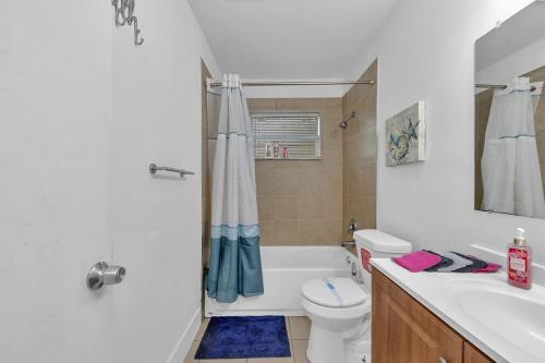 een badkamer met een bad, een toilet en een wastafel bij 2 Bedroom House Minutes From Beach And Casino Db1 in Dania Beach