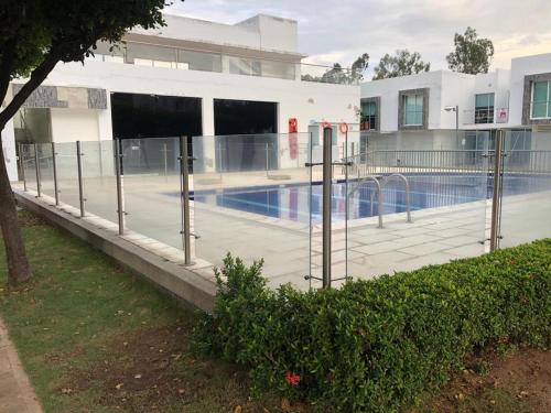 a fence around a swimming pool in a building at Casa Esquina Condominio Diomedes Daza Valledupar in Valledupar