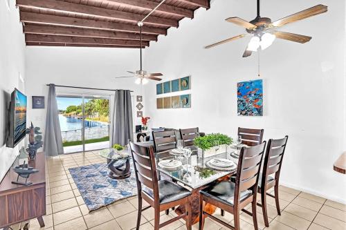 een eetkamer met een tafel en stoelen en een plafondventilator bij Lakeview House Near F Lauderdale Beach L1 in Fort Lauderdale