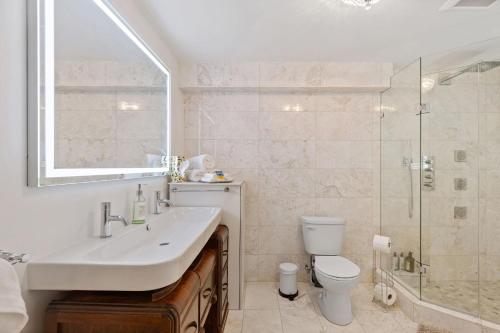 y baño con lavabo, aseo y ducha. en 2 luxury Queen beds w marble bath 5 min walk to the drive Free parking en Vancouver