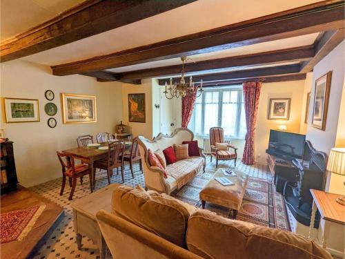 Gîte Cosy à Abzac avec Jardin, Proche Confolens et Services Inclus - FR-1-653-84