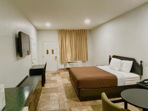 Postel nebo postele na pokoji v ubytování Texas Inn La Feria