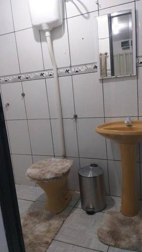 a bathroom with a toilet and a sink at Doce Lar - 1 suíte in Tangara da Serra