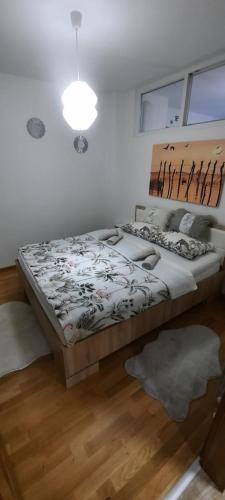 - une chambre avec deux lits et une lumière dans l'établissement Apartman Bulevar Sarajevo - FREE PARKING, à Sarajevo