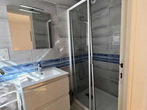 une salle de bain avec une douche, un lavabo et un miroir dans l'établissement Appartement 6/8 pers, centre-ville avec jardin, proche télécabines - FR-1-234-311, à Cauterets