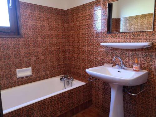 a bathroom with a sink and a bath tub and a sink at Appartement Notre-Dame-de-Bellecombe, 2 pièces, 4 personnes - FR-1-595-90 in Notre-Dame-de-Bellecombe
