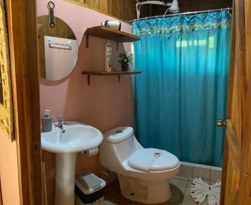 ein Bad mit einem Waschbecken, einem WC und einer Dusche in der Unterkunft Cabaña ITZE in Fortuna