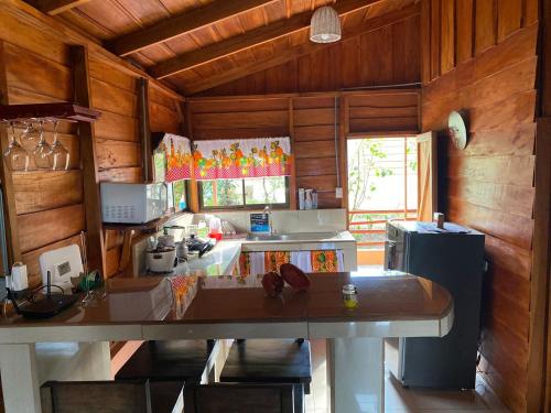 eine Küche mit Holzwänden und einer großen Arbeitsplatte in der Unterkunft Cabaña ITZE in Fortuna