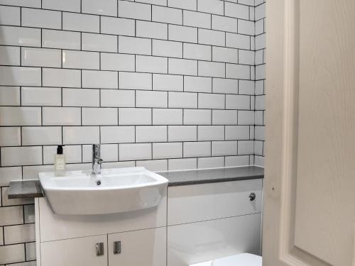斯特蘭拉爾的住宿－Fyebrae，白色的浴室设有水槽和卫生间。