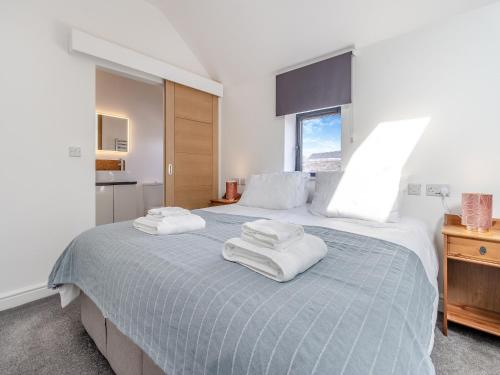 sypialnia z łóżkiem z dwoma ręcznikami w obiekcie Molly Veroni - Uk43592 w mieście Ellesmere
