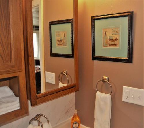 uma casa de banho com um espelho e um lavatório com toalhas em The Red 6 em Grand Forks