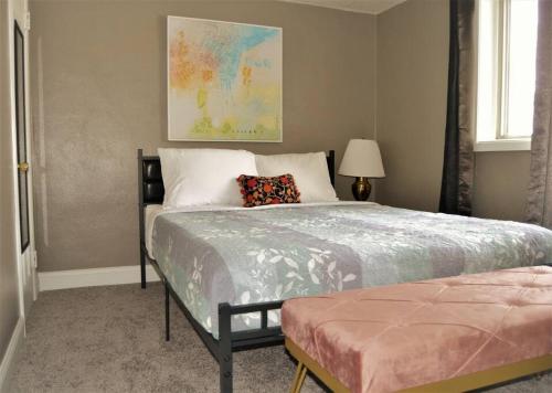 Un dormitorio con una cama grande y una ventana. en The Red 6, en Grand Forks
