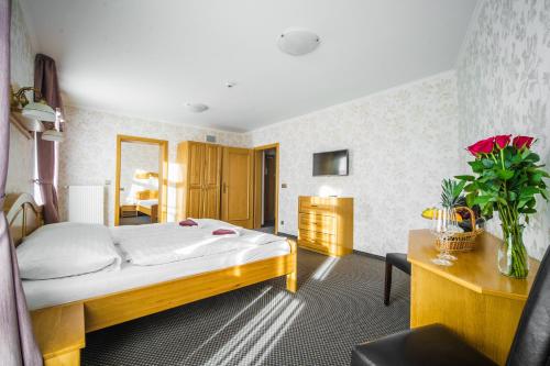 Postel nebo postele na pokoji v ubytování Spa Hotel MILLENIUM Karlovy Vary