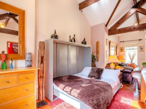 a bedroom with a bed and a dresser in a room at Himba Cottage - Uk44767 in Ripon