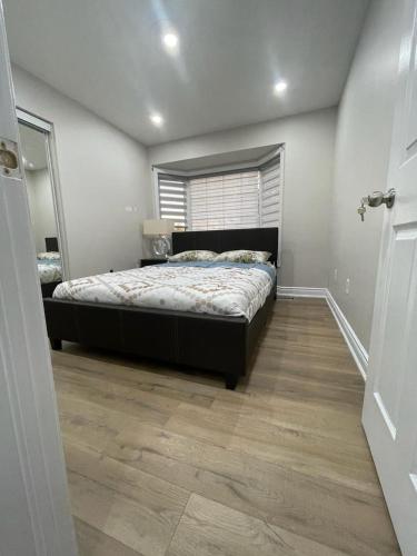 Кровать или кровати в номере Private room with a shared bath in a home