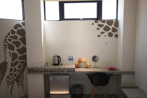 台南的住宿－樂宿保安 No.1 ，墙上有长颈鹿的桌子
