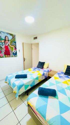 una stanza con due letti e un quadro sulla parete di Lev Eilat 2 bedrooms a Eilat
