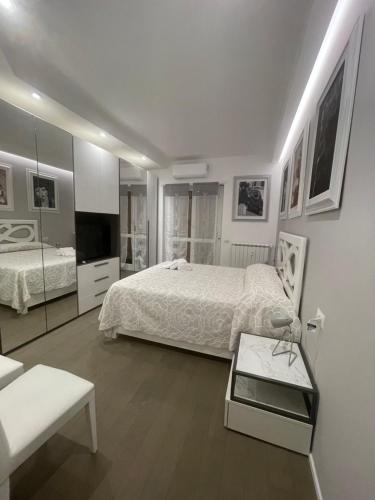 um quarto branco com uma cama e uma mesa em Eur Baldovinetti Luxury Suite Vicino IFAD, Huawei, Eni, Zte, Unilever, Siemens, Open Fiber em Roma
