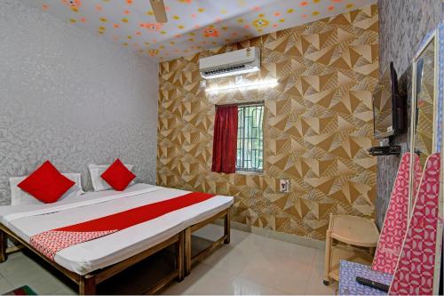 Giường trong phòng chung tại OYO Flagship Kasturi Hotel