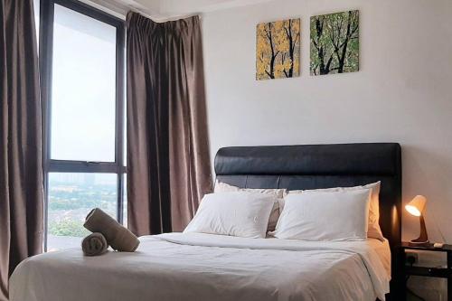 Llit o llits en una habitació de mozhouze studio @ 8 Kinrara Service Apartment