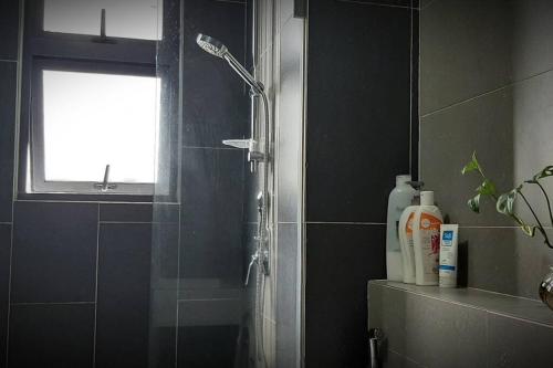 bagno con doccia e porta in vetro di mozhouze studio @ 8 Kinrara Service Apartment a Puchong
