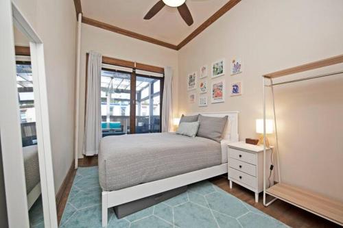 1 dormitorio con 1 cama y ventilador de techo en Private Outdoor Paradise near the Prospect Park en Brooklyn
