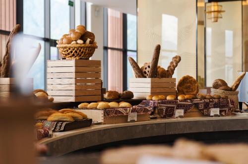 eine Ausstellung von Brot und Gebäck auf einer Theke in der Unterkunft Lady Hill Sapa Resort in Sa Pa