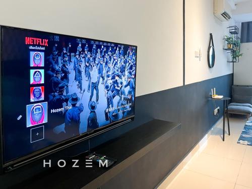 uma grande televisão de ecrã plano numa bancada numa sala de estar em Vivo Contemporary Style Studio/5PX Near Mid Valley em Kuala Lumpur