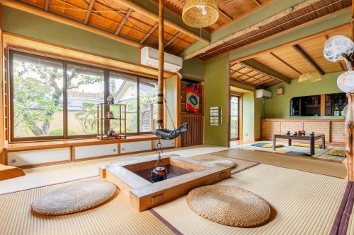 松本的住宿－一組限定の貸切空間 Guest House Engiya，客厅设有大窗户和浴缸。