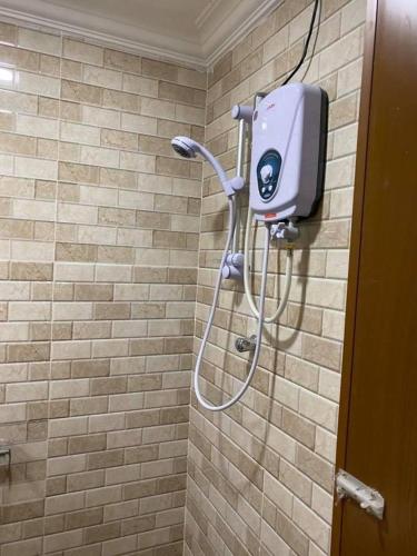 萬津的住宿－yeop homestay，带淋浴的浴室