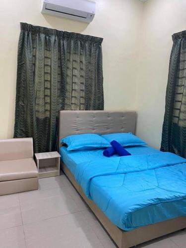 萬津的住宿－yeop homestay，窗户客房内的一张带蓝色床单的床