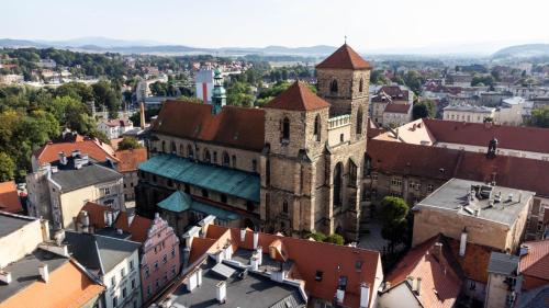 an aerial view of a city with a church at Apartament przy Czarnej Bramie in Kłodzko