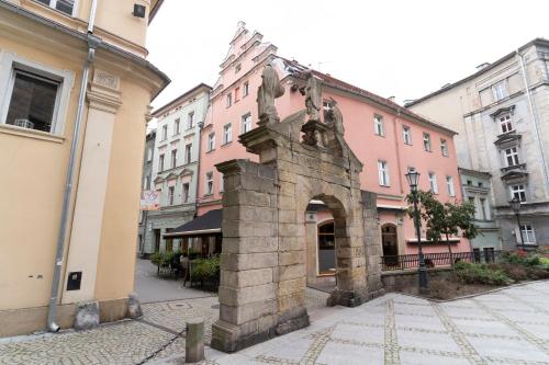 a building with an arch in the middle of a street at Apartament przy Czarnej Bramie in Kłodzko