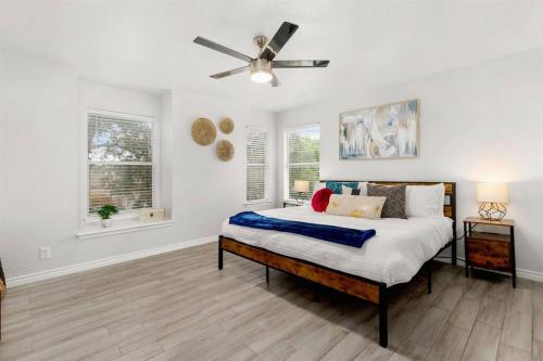 una camera con letto e ventilatore a soffitto di Golden Chest - Modern - UTSA Central - Fast WiFi a San Antonio