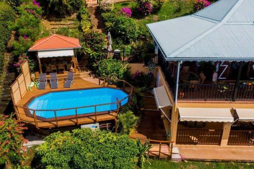 una vista aérea de una casa con piscina en Villa - Bleu Mer Caraïbes, en Case-Pilote