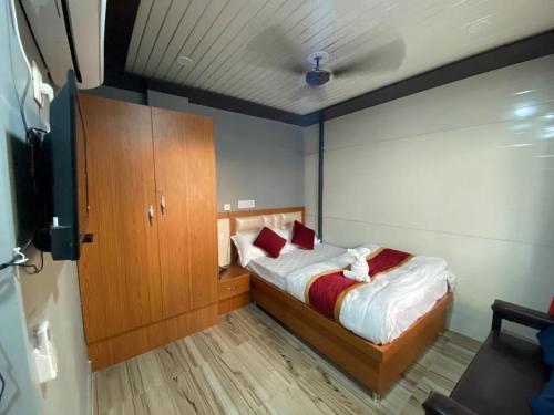 Postel nebo postele na pokoji v ubytování Hotel KJS Inn