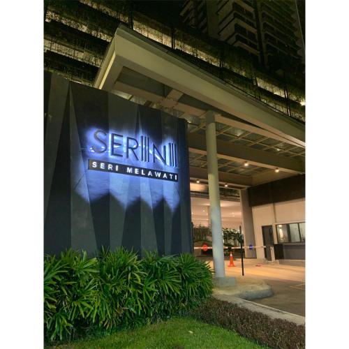 - un panneau indiquant un restaurant de fruits de mer sur le côté du bâtiment dans l'établissement Serini Gateway Melawati, à Kuala Lumpur