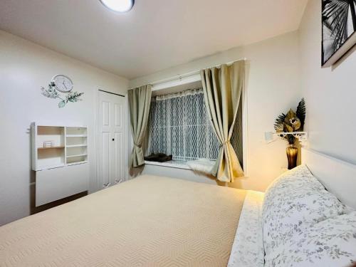 - une chambre avec un lit et une fenêtre dans l'établissement 2BR 1BA Guest Suite - Free Parking - Central Location w/ Mountain-View, à Vancouver