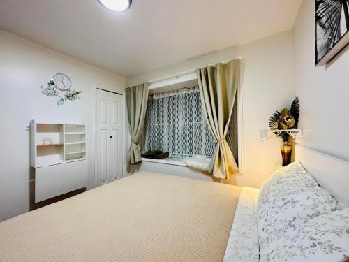 Giường trong phòng chung tại 2BR 1BA Guest Suite with King Bed - Free Parking - Renfrew Station - Central Location