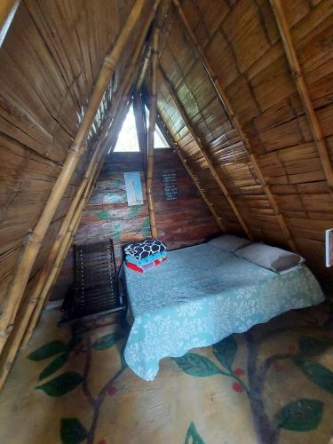 una vista aérea de una cama en un techo de paja en Preciosa cabaña en plena naturaleza con jaccuzi, en Dosquebradas