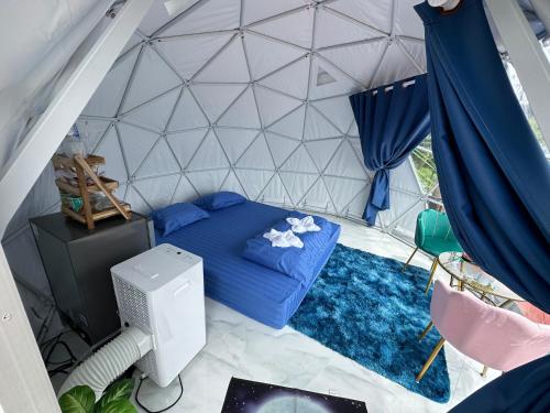 a room with a bed and a monitor in a igloo at ปลายเขื่อนแคมป์ปิ้ง in Sirindhorn