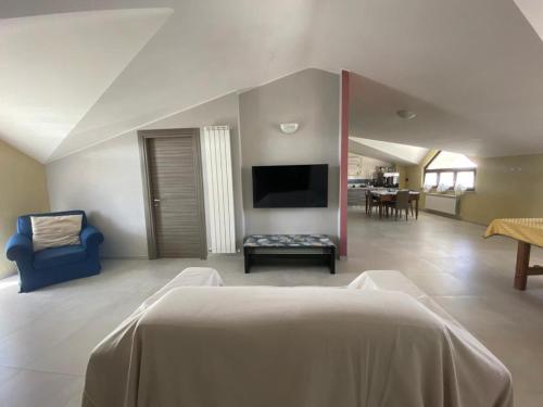 Cette chambre comprend un lit, une télévision et un canapé. dans l'établissement La dimora dei Sanniti, à Busso