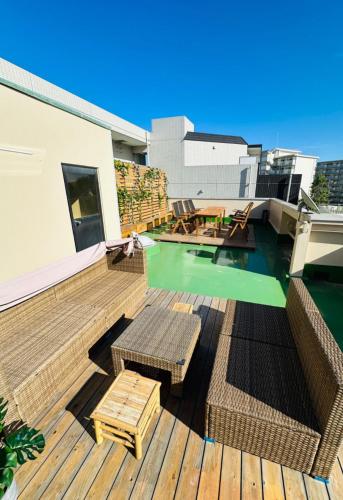 a deck with benches and a swimming pool on a building at 池袋新宿涩谷三地埼京线9分至16分直达 可住2人至10人 星の園 in Tokyo