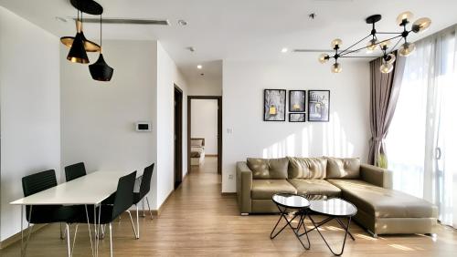 ハノイにあるNanaHousing-Vinhomes Skylake-Luxury Apartment near Keangnamのリビングルーム(ソファ、テーブル付)